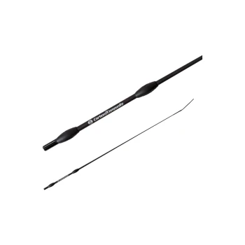 Schwarze Angelrute mit einem Kohlenstoffverbunddesign, die einen glatten Griff und eine spitz zulaufende Spitze zeigt, vor einem weißen Hintergrund.
