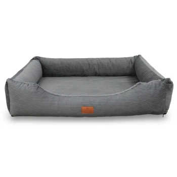 Grau gestreiftes Haustierbett mit erhöhten Rändern und einem weichen Innenraum, mit einem kleinen Lederetikett auf der Vorderseite.