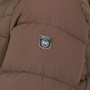 Nahaufnahme einer braunen Haustierjacke mit einem schwarzen und silbernen 'KNUFFELWUFF'-Logo mit 'KW EST. 2011' auf der Brust.