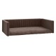 Braunes Haustiersofa mit einem gepolsterten Kissen und niedrigen Armlehnen, entworfen für Komfort und Stil.