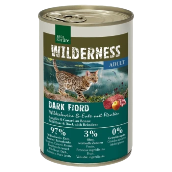 Eine Dose Real Nature Wilderness Katzenfutter mit der Aufschrift "Dark Fjord," mit einer Bengal-Katze, 97% Wildschwein und Ente, 3% Obst und 0% zugesetzten Getreide.