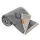 Eine graue Haustierdecke, die aufgerollt ist und eine weiche, cremefarbene Fleece-Innenseite sowie ein orangefarbenes Etikett mit der Aufschrift "feandrea" hat.