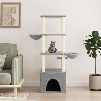 Ein stilvoller Kratzbaum für Katzen mit mehreren Ebenen, in einem grauen Farbschema, und einer getigerten Katze, die auf einer der Plattformen sitzt.