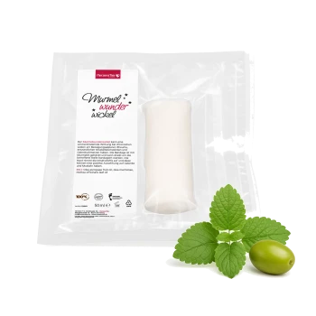 Murmelwunderwickel Schmerzauflage in transparenter Verpackung mit grünem Blatt und Olive auf weißem Hintergrund.