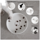 Eine Katze patscht an eine weiße Schüssel mit verstreutem Futter und dem Text "FOOD", die Merkmale wie spülmaschinenfest und platzsparendes Design zeigt.