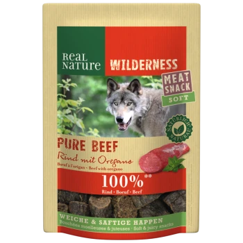 Een huisdiervoedselpakket met een wolf, gelabeld 'Real Nature Wilderness Meat Snack Soft,' met 'Pure Beef' en 'Rind mit Oregano' prominent weergegeven.
