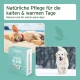 Natürliches Pflegeprodukt für Haustiere für kalte und warme Tage, mit einem schlafenden Hund am Strand und einem verspielten Hund im Schnee.