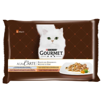 Purina Gourmet A La Carte Katzenfutterpaket mit einer weißen Katze auf braunem Hintergrund, das vier 85g Portionen enthält.