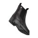 Schwarze Leder-Stiefelette mit elastischen Seitenpaneelen und einer robusten Sohle, schräg dargestellt, um das Profil und die Designdetails zu zeigen.