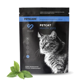 Schwarze Haustier-Ergänzungsbeuteltasche mit der Aufschrift "PETICARE PETCAT HEALTH 3503" und einem Bild einer getigerten Katze sowie Text über Haustierliebe und Mobilität. Grünes Blatt daneben.
