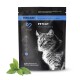 Schwarze Haustier-Ergänzungsbeuteltasche mit der Aufschrift "PETICARE PETCAT HEALTH 3503" und einem Bild einer getigerten Katze sowie Text über Haustierliebe und Mobilität. Grünes Blatt daneben.