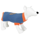 Een witte hondenmannequin die een blauwe trui met oranje mouwen en een kleurrijk ontwerp op de rug draagt, ter demonstratie van huisdierkleding.
