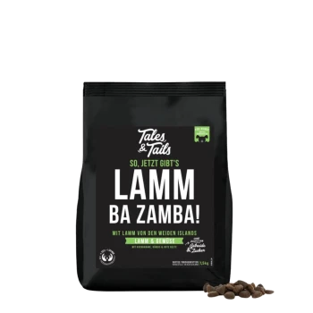 Schwarze 'Tales & Tails'-Hundefuttertüte mit der Aufschrift 'LAMM BA ZAMBA!' (Lamm) und einem kleinen Haufen Kroketten am Boden.