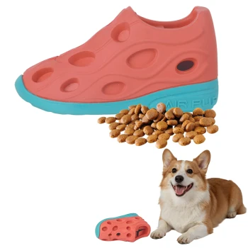 Korallrosa hohles Haustierschuh-Spielzeug mit türkisfarbener Sohle (Text 'AIR PUF'), Haufen Trockenfutter und ein lächelnder Corgi.