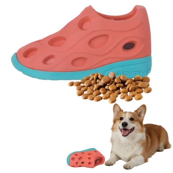 Korallrosa hohles Haustierschuh-Spielzeug mit türkisfarbener Sohle (Text 'AIR PUF'), Haufen Trockenfutter und ein lächelnder Corgi.