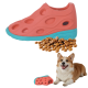 Korallrosa hohles Haustierschuh-Spielzeug mit türkisfarbener Sohle (Text 'AIR PUF'), Haufen Trockenfutter und ein lächelnder Corgi.