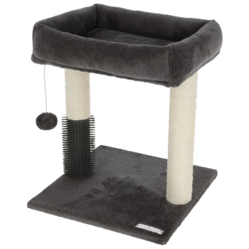 Grauer Plüsch-Katzenplatz mit zwei mit Sisal umwickelten Kratzpfosten, einem hängenden Bommelspielzeug und einer Pflegebürste auf der Basis.