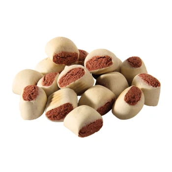 Ein Haufen kleiner, runder Haustierleckereien mit einer beigen äußeren Schicht und einem weichen, rötlich-braunen Kern, ideal für Hunde.