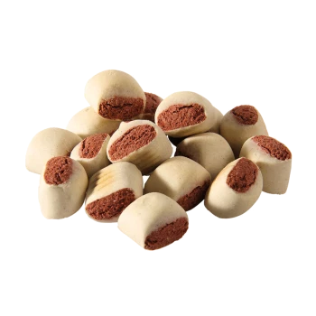 Une pile de petites friandises pour animaux de compagnie rondes avec une couche extérieure beige et un centre doux de couleur brun rougeâtre, idéales pour les chiens.