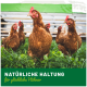 Zwei flauschige gelbe Küken, die auf grünem Gras sitzen, mit dem Text "NATÜRLICHE HALTUNG für glückliche Hühner" am unteren Rand.