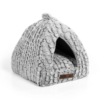 Gemütliches graues Haustierhaus in dreieckiger Form, mit plüschiger Textur und einem kleinen Eingang, mit dem Aufkleber "LITTLE LORD" auf einem braunen Etikett.