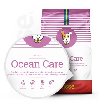 Hundetrockenfutterbeutel mit der Aufschrift 'Ocean Care' im pink-weißen Streifenmuster, mit Symbolen für hypoallergen, glutenfrei, Mono-Protein und Lachs.