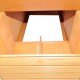 Holz-Haustieraufbewahrungsbox mit einem geteilten Innenraum, von oben betrachtet, die ein geräumiges leeres Fach zeigt.