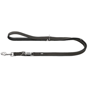 Dunkelgraue Lederleine mit gepolstertem Handgriff, silbernem Karabinerhaken und Ringen, abgesteppten Kanten, kleinem Metall-Logoanhänger.