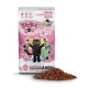 Eine Tüte 'Lucky Lou' Katzenfutter mit einer Cartoon-Schwarzen Katze, beschriftet mit 'Geflügel & Frisches Lamm', getreidefrei, mit Futter vor der Tüte.