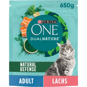 Purina ONE DualNature Katzenfutterbeutel, 650g, mit einer grauen Katze, Lachsstücken und den Etiketten "Natural Defense", "Adult" und "Lachs".