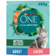 Purina ONE DualNature Katzenfutterbeutel, 650g, mit einer grauen Katze, Lachsstücken und den Etiketten "Natural Defense", "Adult" und "Lachs".