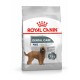 Royal Canin Dental Care Hundefutterbeutel, mit einem braunen Hund auf der Vorderseite, behauptet, die Zahnsteinbildung um bis zu 75% zu reduzieren.
