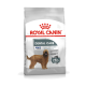 Royal Canin Dental Care Hundefutterbeutel, mit einem braunen Hund auf der Vorderseite, behauptet, die Zahnsteinbildung um bis zu 75% zu reduzieren.