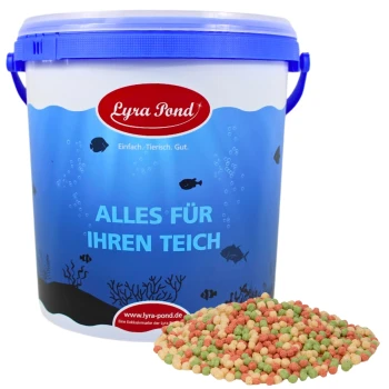 Ein blauer und weißer Eimer mit der Aufschrift "Lyra Pond" und dem Text "ALLES FÜR IHREN TEICH" sowie bunten Fischfutterpellets, die davor verstreut sind.