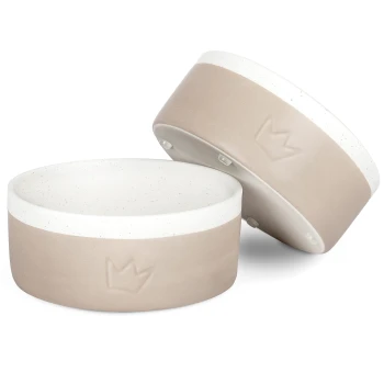 Zwei stilvolle Haustierschalen mit einem weißen gesprenkelten Innenraum und einem beigen Äußeren, mit einem subtilen Kronenlogo.