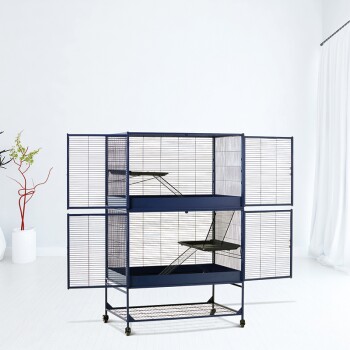 Großer blauer mehrstöckiger Haustierkäfig mit Drahtgitter, zwei Regalen und offenen Türen, vor einem hellen, minimalistischen Hintergrund.