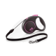 Laisse rétractable noire et rose avec une poignée et un clip en métal, comportant un logo de chien en mouvement.