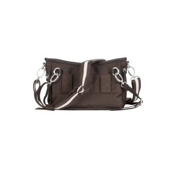 Braune Haustiertragetasche mit silbernem Zubehör, mit zwei Fronttaschen und einem abnehmbaren Schultergurt.