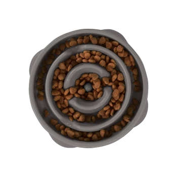 Eine graue spiralförmige Haustierfutterschüssel, gefüllt mit kleinen braunen Kroketten, von oben betrachtet.