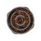 Eine graue spiralförmige Haustierfutterschüssel, gefüllt mit kleinen braunen Kroketten, von oben betrachtet.