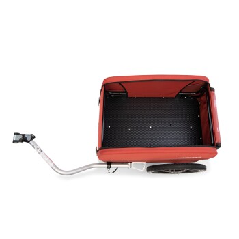 Roter Haustieranhänger mit einem schwarzen strukturierten Boden und einem silbernen Lenker, von oben betrachtet.