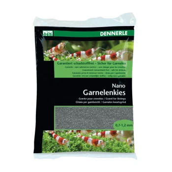 Un sac de Dennerle Nano Garnelenkies, un gravier pour crevettes, avec un design noir et vert et des images de crevettes et du texte en plusieurs langues.