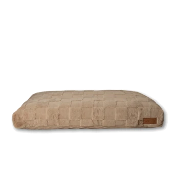 Ein plüschiges, beiges Haustierbett mit einer gesteppten Textur und einem kleinen Lederetikett mit der Aufschrift "Scruffs."