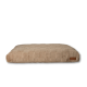 Ein plüschiges, beiges Haustierbett mit einer gesteppten Textur und einem kleinen Lederetikett mit der Aufschrift "Scruffs."