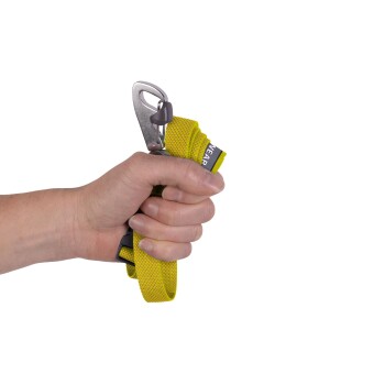 Eine Hand, die eine leuchtend gelbe Hundeleine mit einem Metallclip hält, die ihr robustes Design und ihre lebendige Farbe zeigt.