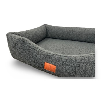 Rechteckiges Haustierbett im Sherpa-Stil in Grau mit erhöhten Seiten und orangefarbigem Label mit der Aufschrift 'PETLIVING'.
