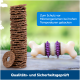 Braune Haustierleckerlis, gestapelt neben einem knochenförmigen Kauspielzeug, mit blauem Text über Mikrobienschutz und Qualitätssicherung.