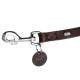 Braune Leder-Hundeleine mit einem Metallclip und einem runden Anhänger mit einem Hundesilhouette, markiert mit 'HUNTER.'