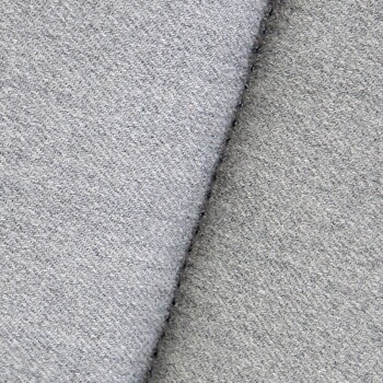 Nahaufnahme von zwei Stücken weichem, hellgrauem Stoff mit einer strukturierten Webart, die ein gemütliches Material für Haustierbetten zeigt.