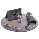 Eine graue Filzspielmatte für Katzen mit einem Kratzbaum, Tunneln und interaktiven Spielzeugen mit Pompons, entworfen für die Unterhaltung von Katzen.
